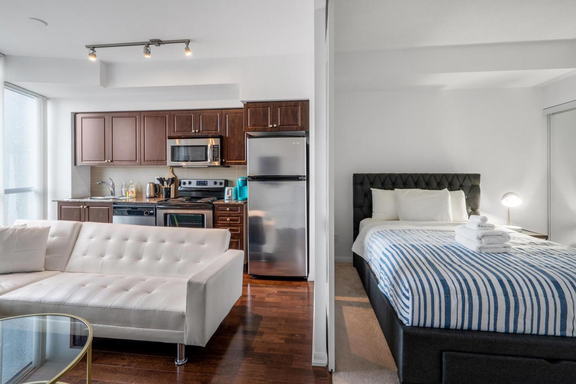 Downtown Toronto 1 Bdrm Condo With Parking And Views Exterior photo