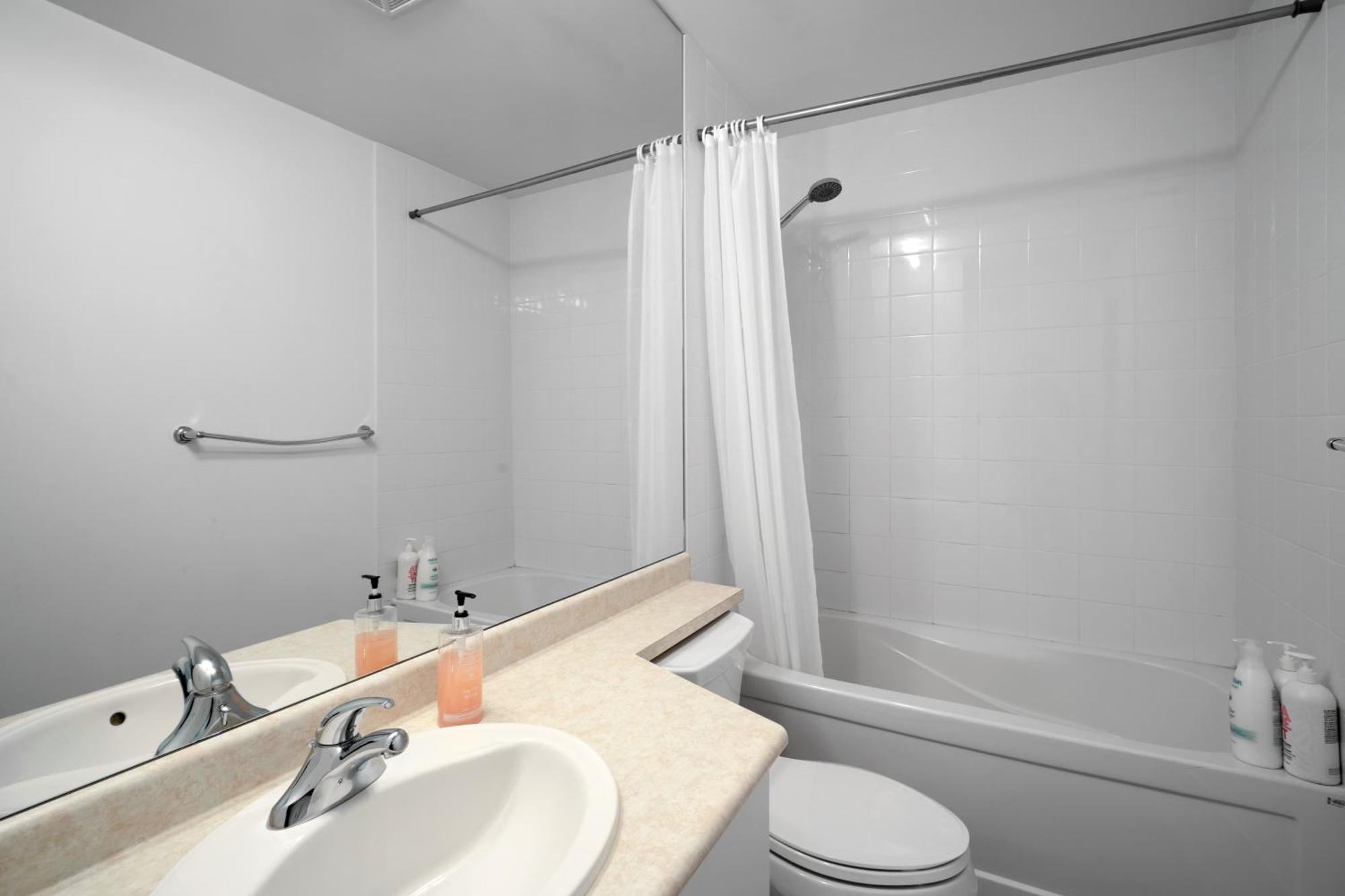 Downtown Toronto 1 Bdrm Condo With Parking And Views Exterior photo