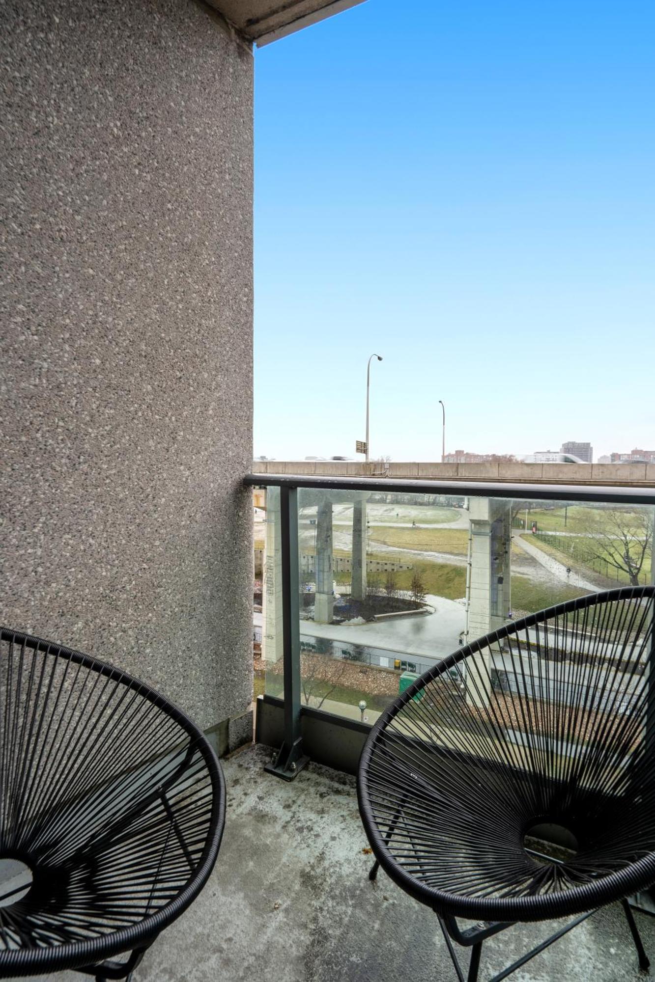 Downtown Toronto 1 Bdrm Condo With Parking And Views Exterior photo